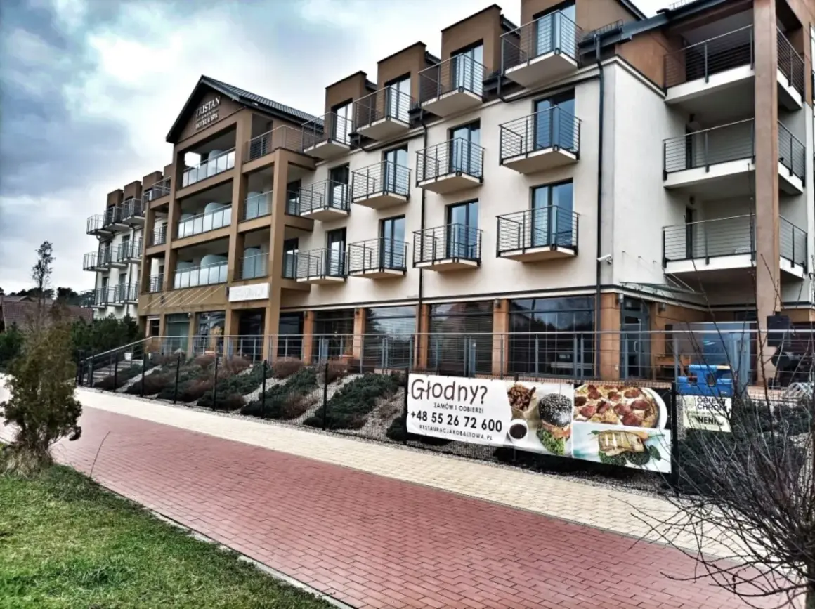 Nowoczesny hotel Tristan w Jastarni. Trasa nad morzem, idealna na spacer. W pobliżu restauracja z pysznym jedzeniem.