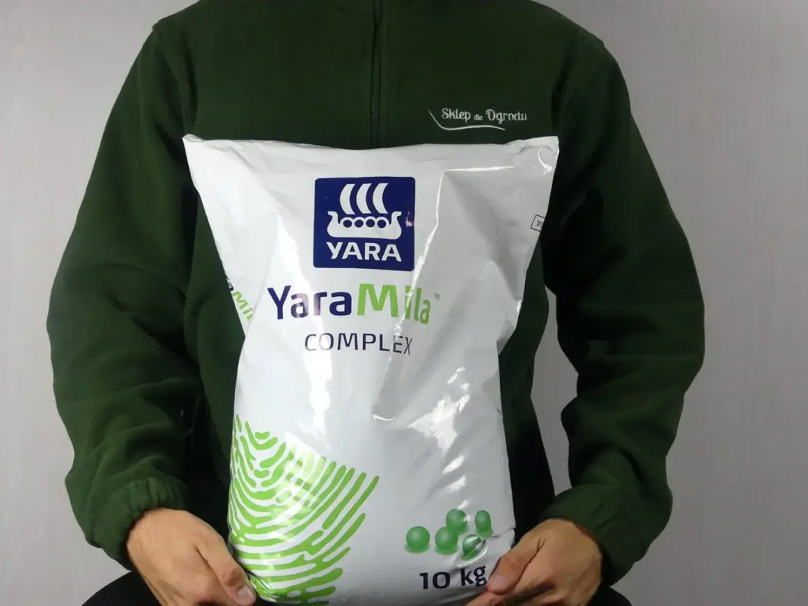 Osoba w zielonej bluzie trzyma worek nawozu YaraMila Complex o wadze 10 kg.