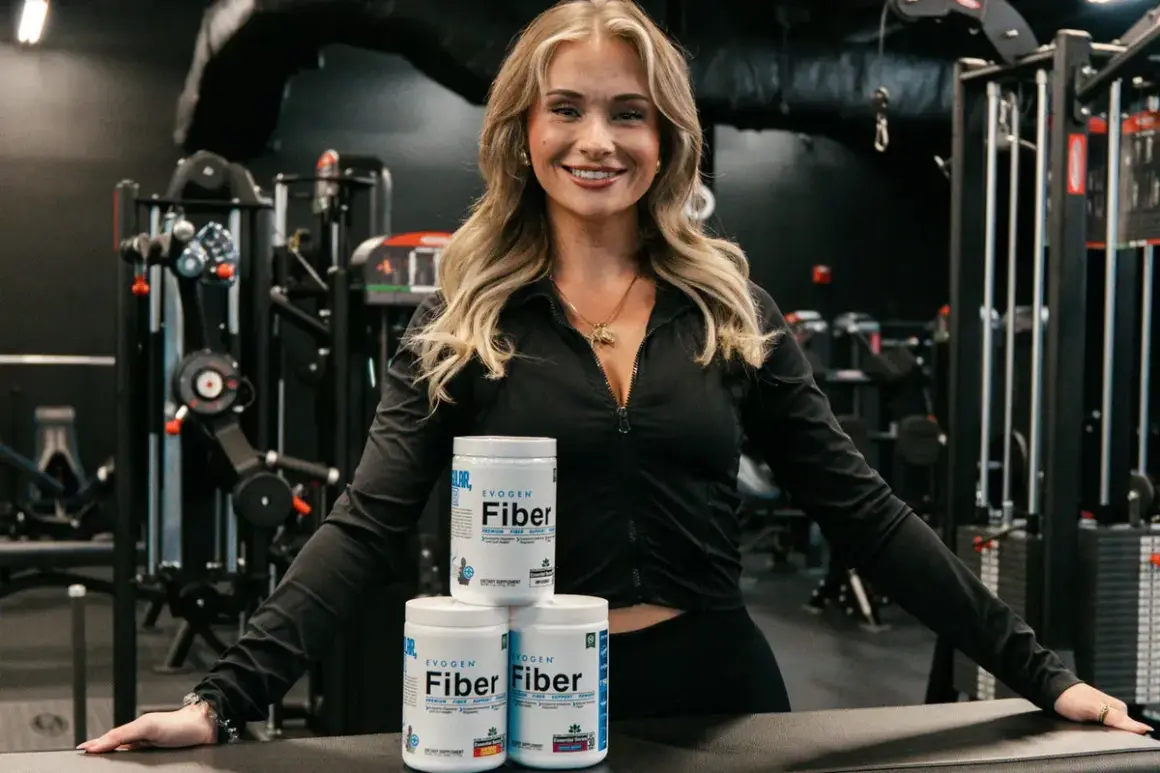 Fitness-Fan mit drei Dosen Evogen Fiber. Diese Produkte helfen, den Körper mit Ballaststoffen zu versorgen, ohne viele Kalorien zu haben.