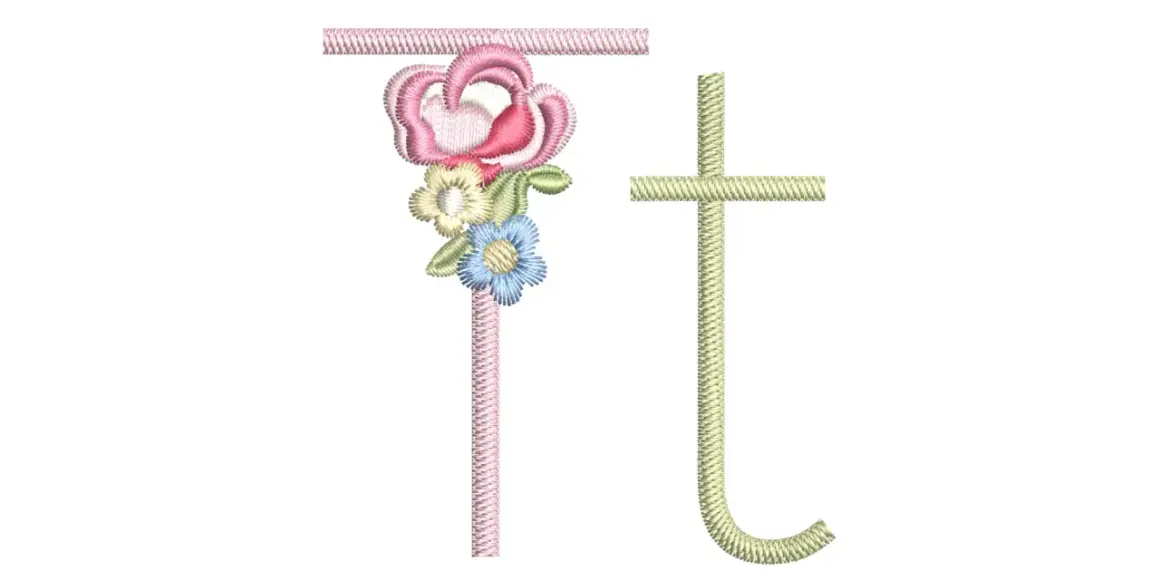 Ein bestickter Buchstabe T für die Grundschule, verziert mit einer zarten Rose und kleinen Blumen.
