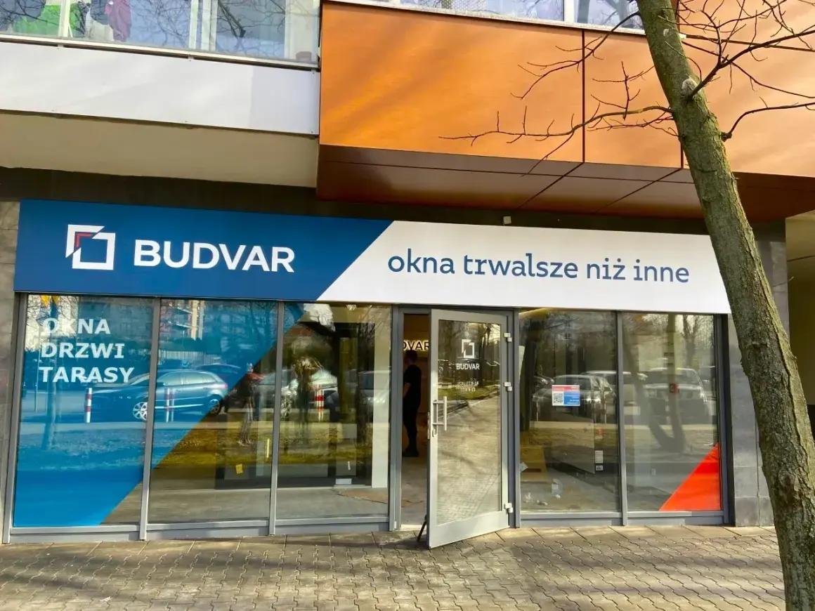 Salon okien i drzwi Budvar z napisem "Okna trwalsze niż inne".