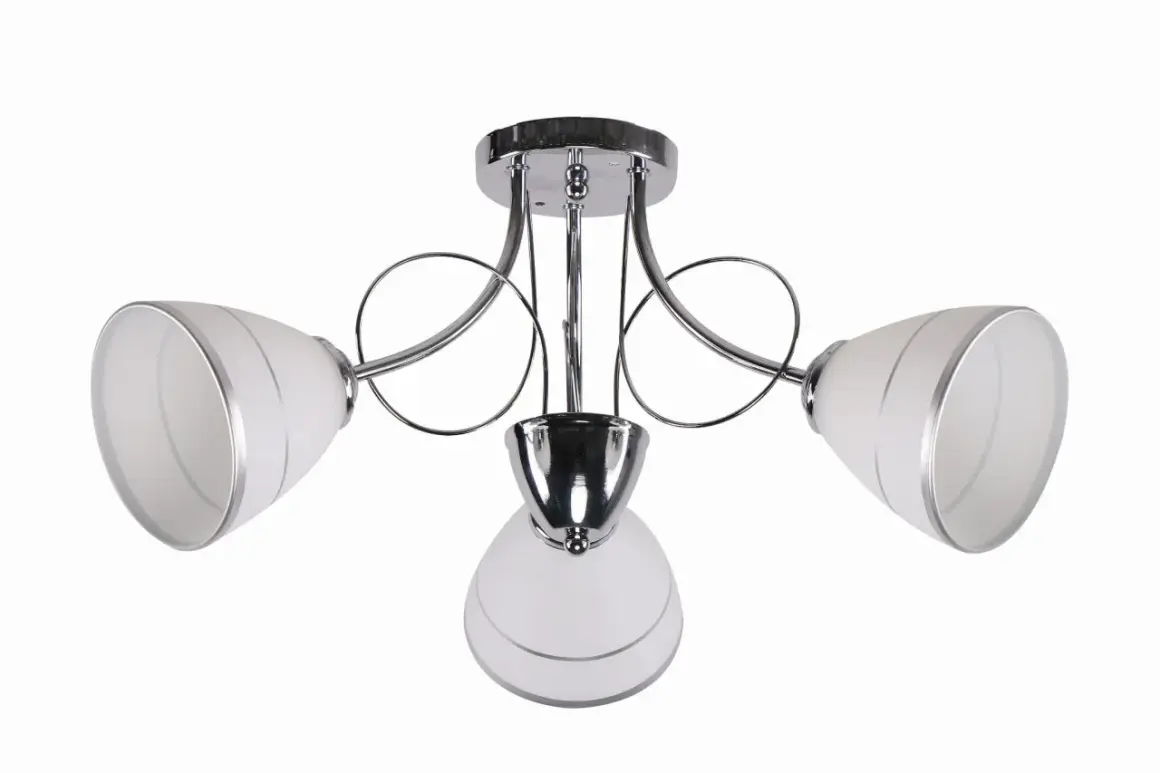 Elegancka lampa chrom sufitowa z trzema kloszami z mlecznego szkła, ozdobiona srebrnymi paskami.