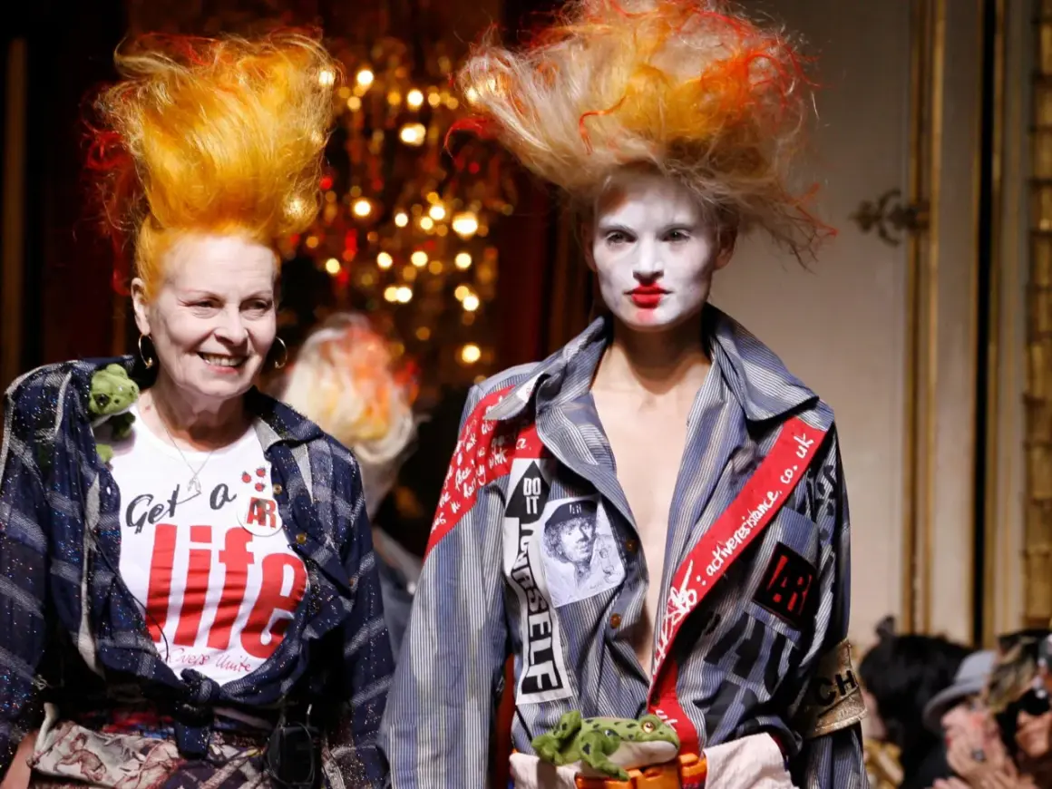 Zwei Models mit wilden Frisuren und auffälligem Make-up, die den Geist des Punk heute verkörpern.