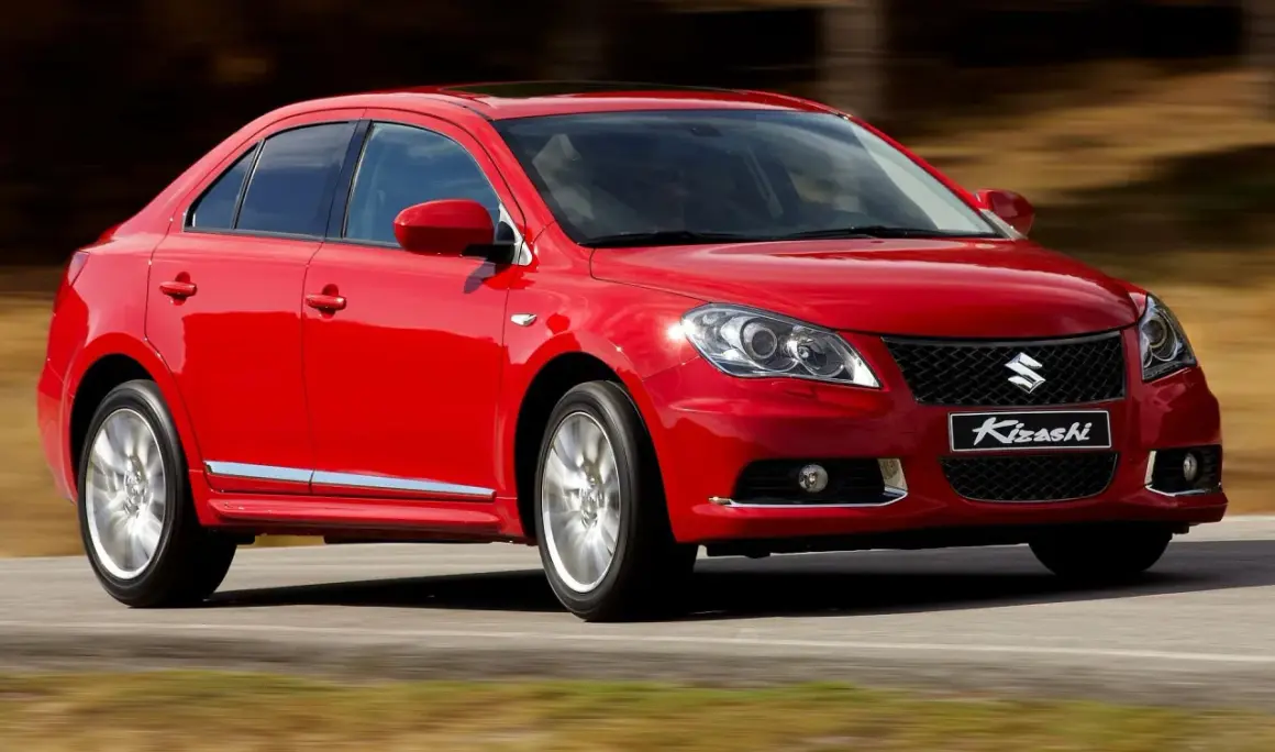 Czerwony sedan Suzuki Kizashi w ruchu.