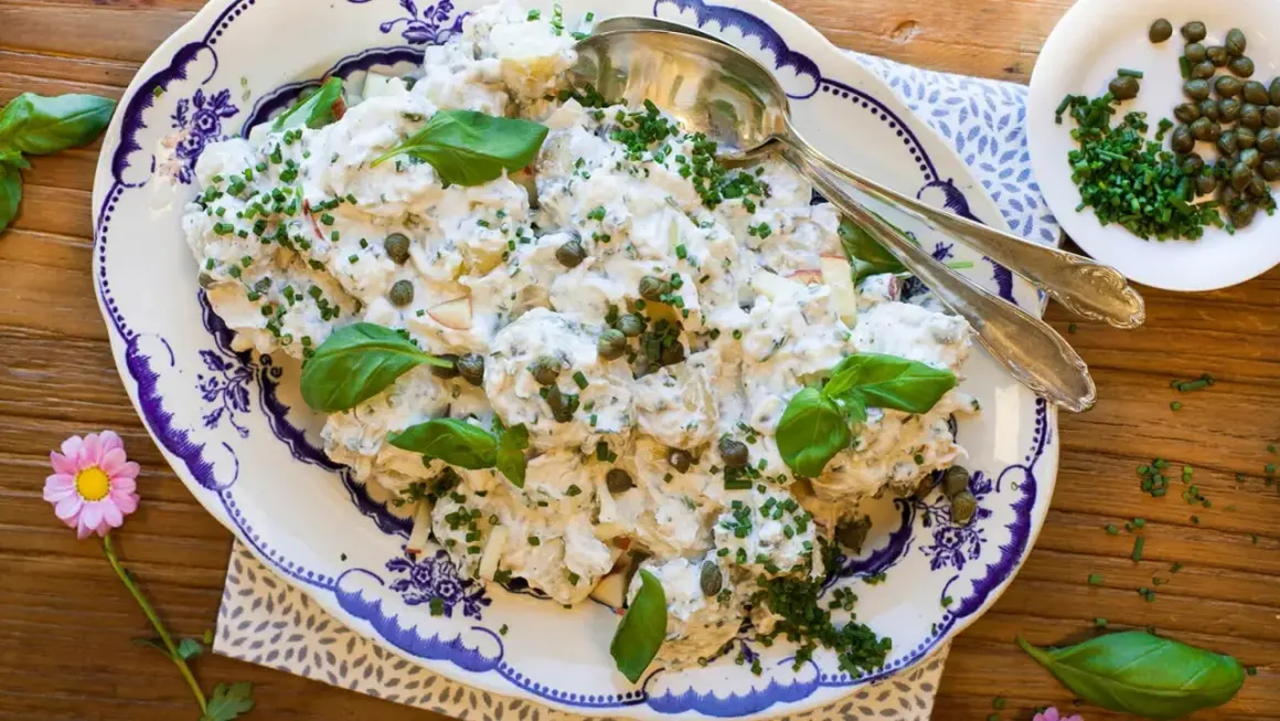 Krämig potatissallad med kapris och örter, perfekt för sommarens grillkvällar. Ett enkelt potatissallad recept att testa!