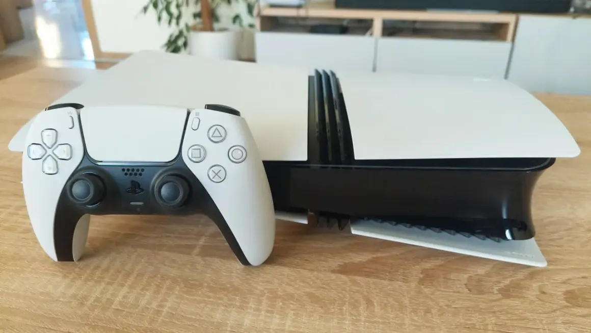 Biały kontroler DualSense obok konsoli PlayStation 5. Czekam na PS5 Pro specyfikacja, by poznać jej możliwości.
