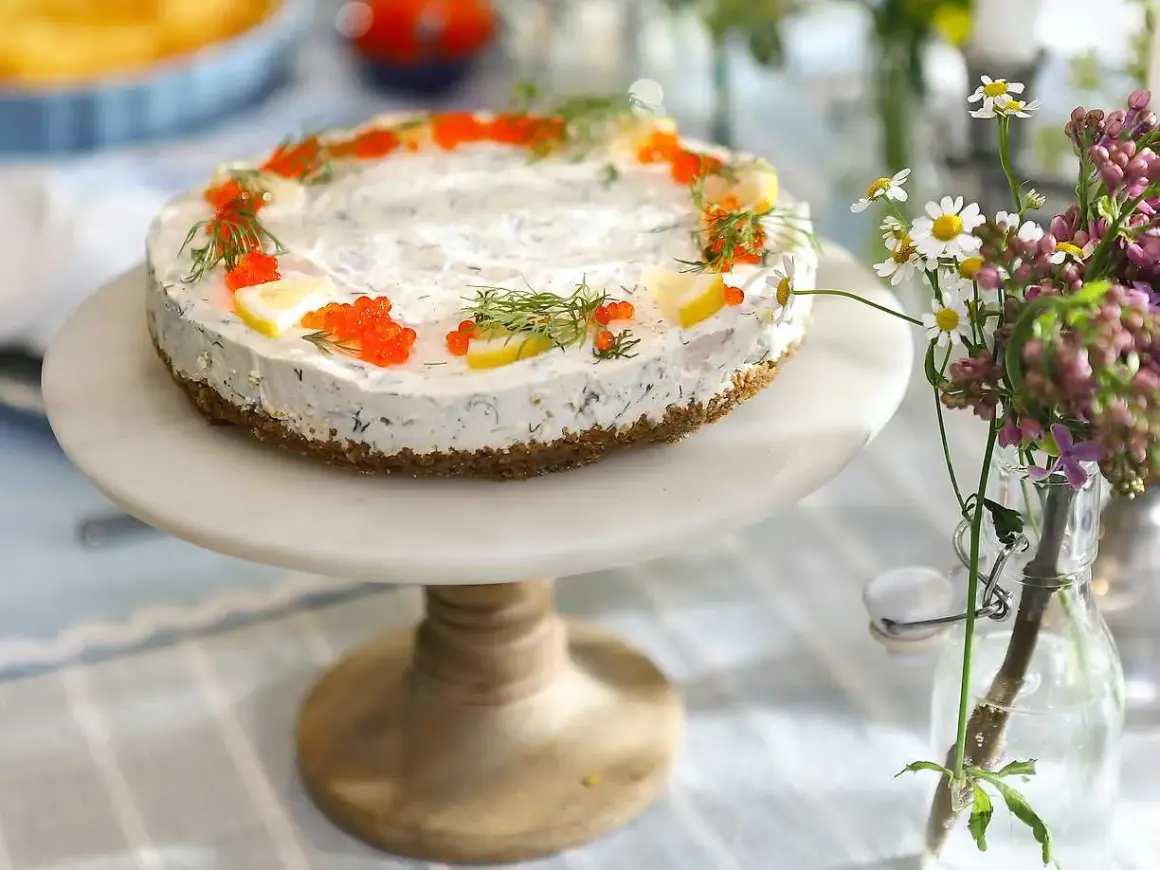 En vacker silltårta kavring med dill, citron och rom. Perfekt för midsommar.