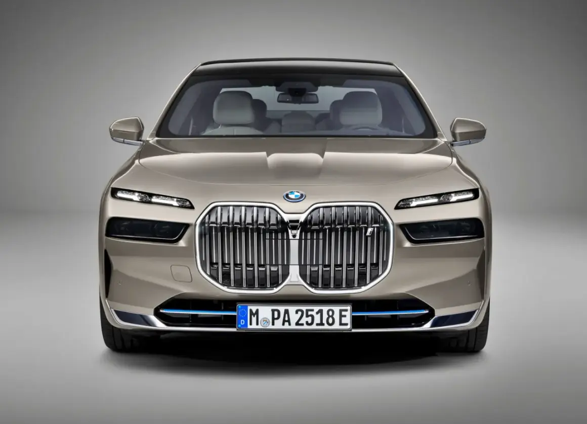 Przód luksusowego BMW Serii 7 w kolorze szampańskim. Charakterystyczny grill, smukłe reflektory LED. Szczegółowe bmw 7 dane techniczne dostępne online.