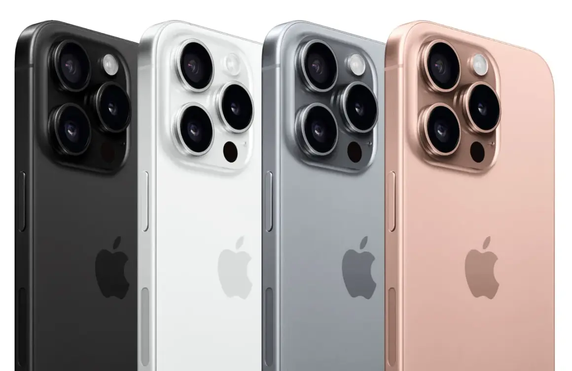 Cztery iPhone'y w różnych kolorach: czarnym, białym, szarym i różowym. Zbliżenie na moduł aparatów. Premiera iPhone 16 już wkrótce!
