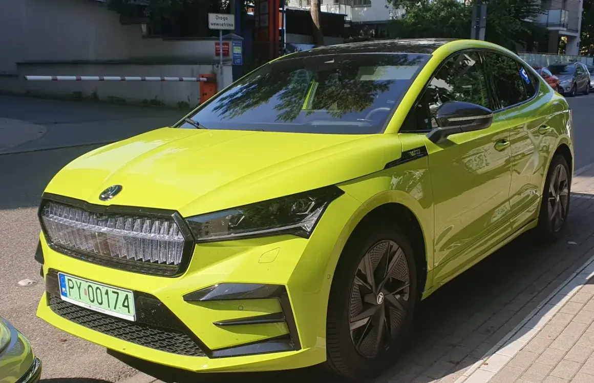 Jaskrawozielony Skoda Enyaq na testach drogowych. Elektryczny SUV z polskimi tablicami rejestracyjnymi.