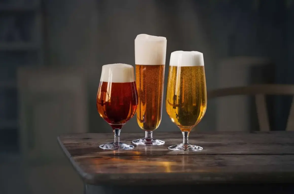 Tre bicchieri di birra, uno ambrato, uno dorato e uno più scuro, con schiuma abbondante. Il loro significato? La birra lager è un mondo di sapori da esplorare.