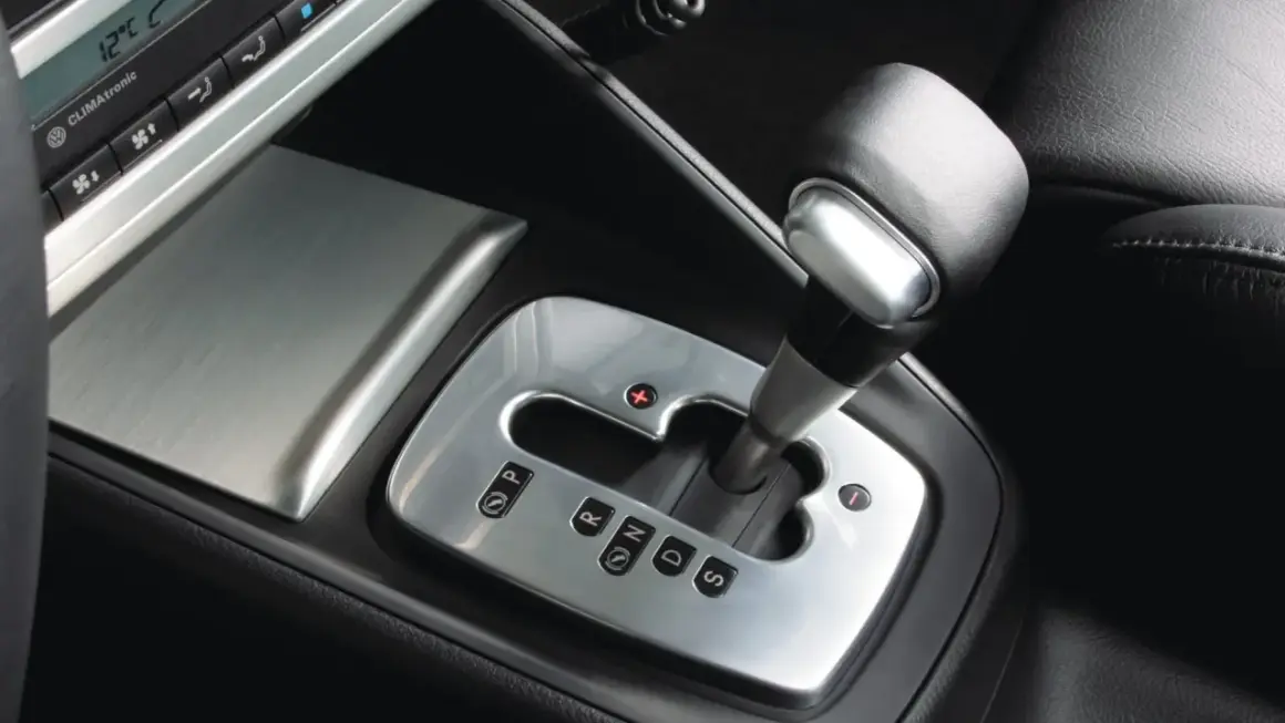 Palanca de cambios DSG de Volkswagen, que significa Direct-Shift Gearbox, una transmisión automática de doble embrague.