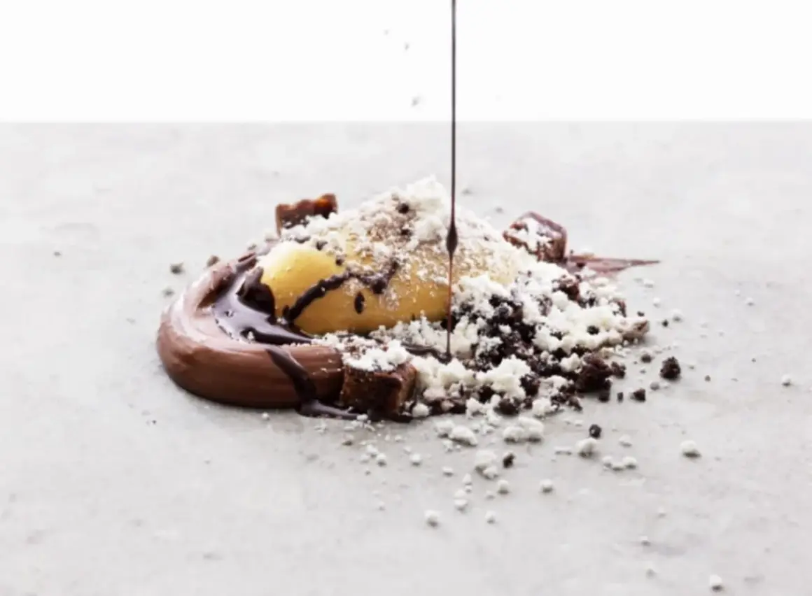 En läcker dessert med chokladsås, glass och smulor. Perfekt för ett salt karamell recept.