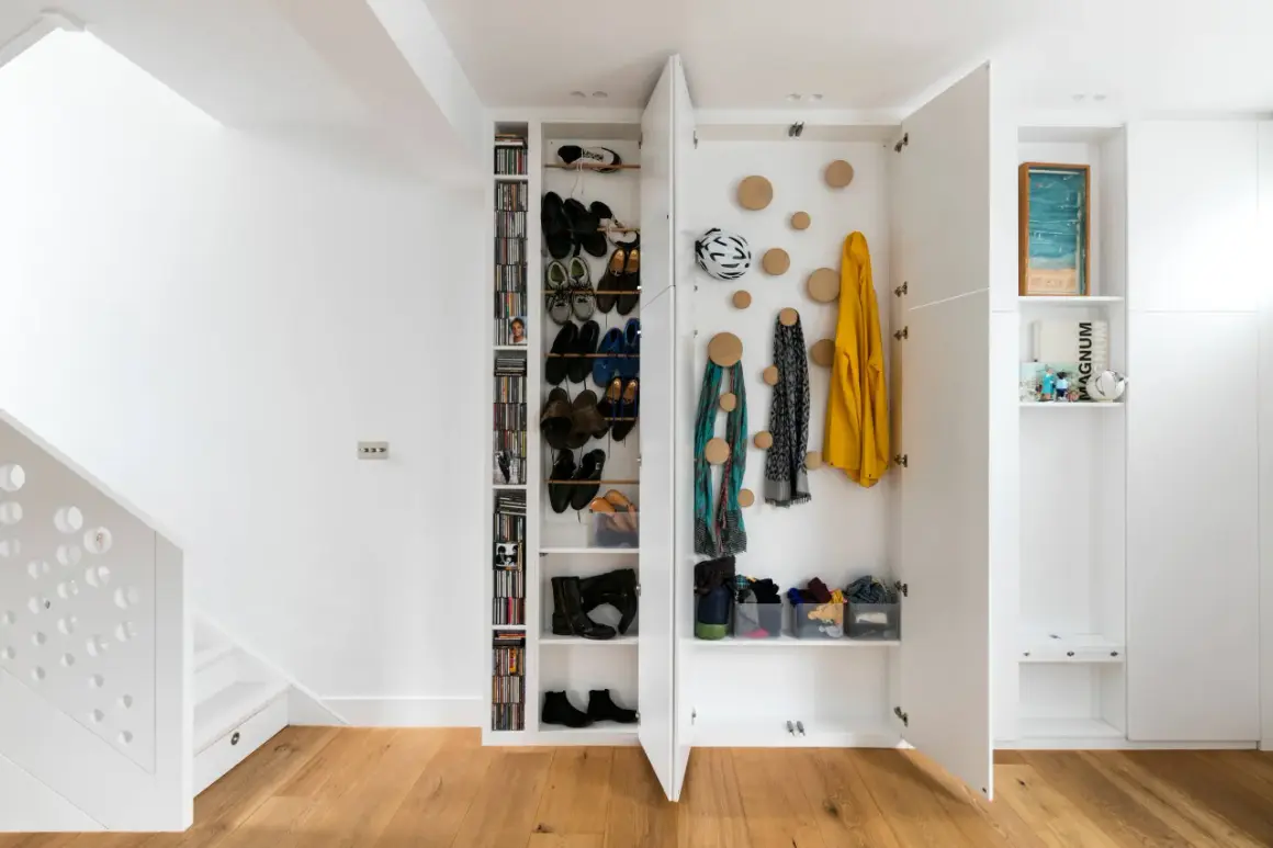 Cleverer Stauraum im kleinen Flur: Schuhe, Jacken, Schals und Helme finden ihren Platz.