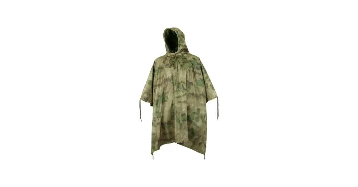 Poncho Mil-Tec con capucha y cordones, estampado de camuflaje verde y marrón.