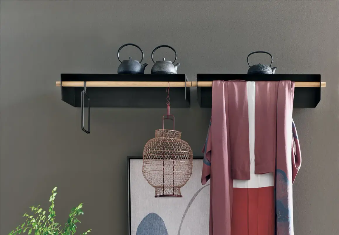 Mensole ingresso moderne con teiere decorative, lanterna in filo metallico e kimono appeso.