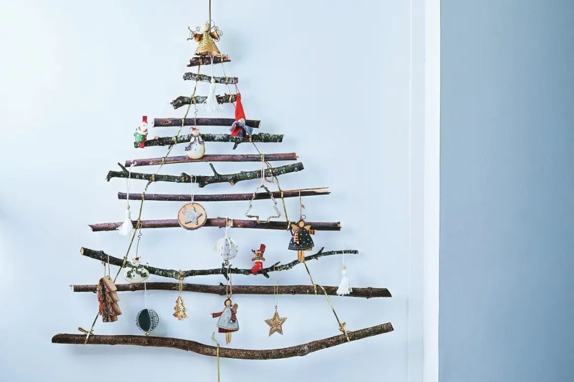 Arbre de Noël mural en branches, une charmante deco de noel en bois fait maison, orné de petites figurines et d'étoiles.