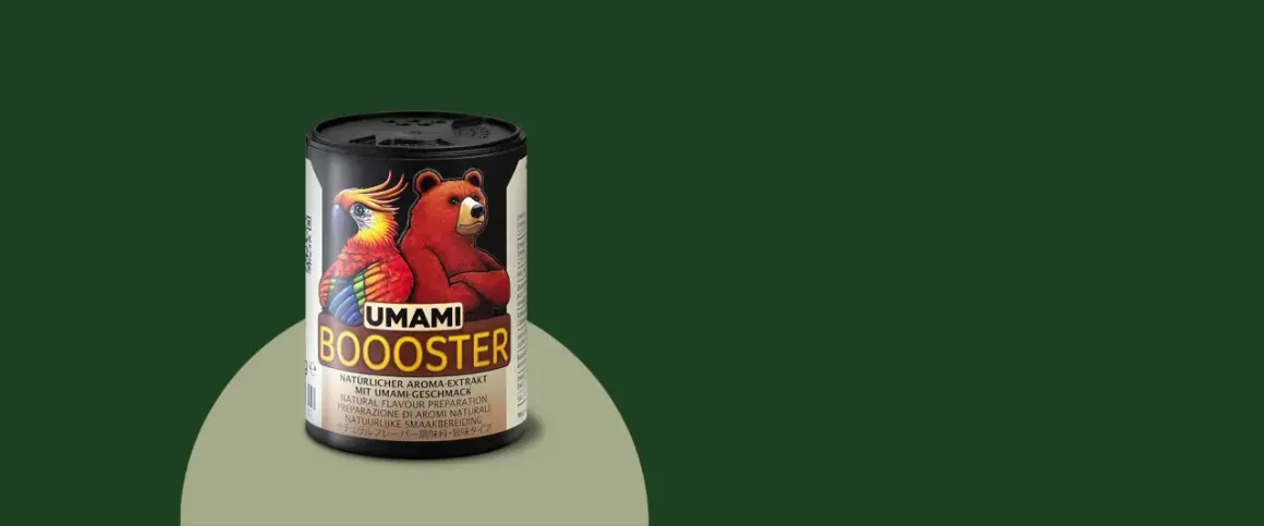 Dose mit Bär und Papagei, die "UMAMI BOOOSTER" bewirbt. Natürlicher Aroma-Extrakt, der an fermentierte Bohnen erinnert.
