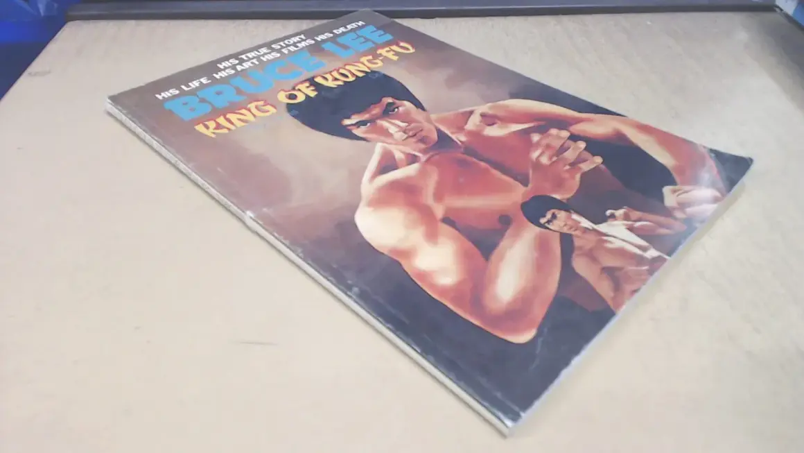 Okładka komiksu "Bruce Lee: Król Kung Fu". Widoczny Popek Franek w kimonie, w pozie bojowej.