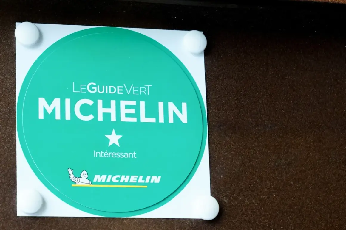 Adesivo verde Michelin con una stella, che indica un riconoscimento "Interessante" per un ristorante.