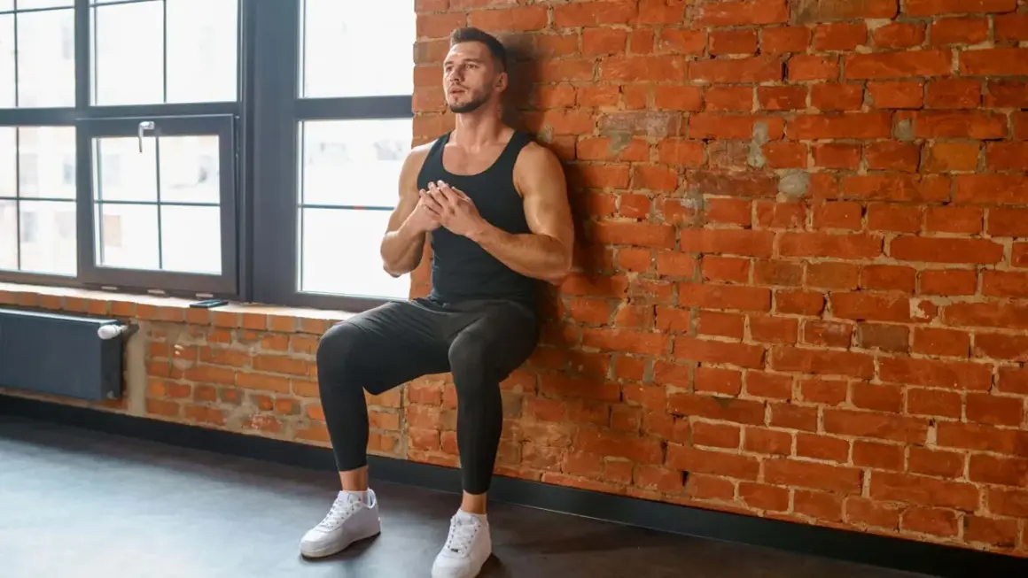 Mann macht Wand-Sit-ups, Teil eines effektiven bodyweight trainingsplan.