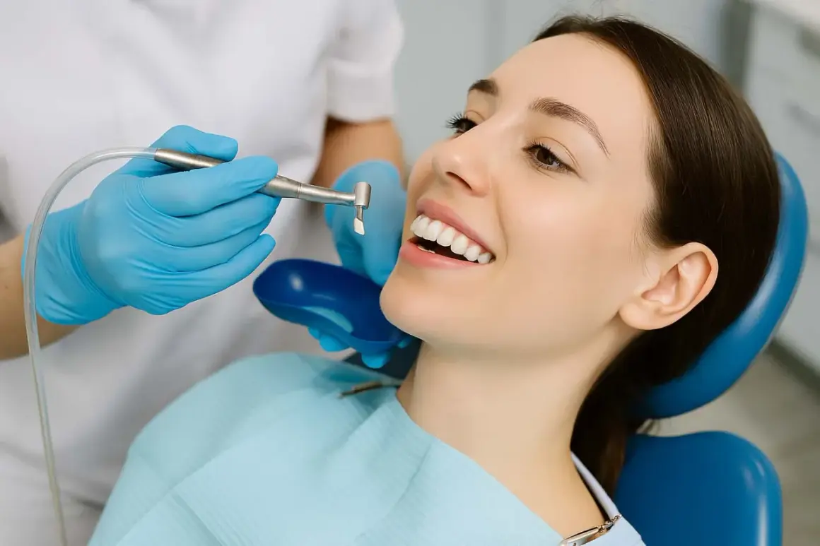 Uśmiechnięta kobieta podczas zabiegu fluoryzacji w ciąży. Dentysta w rękawiczkach wykonuje profesjonalny zabieg.