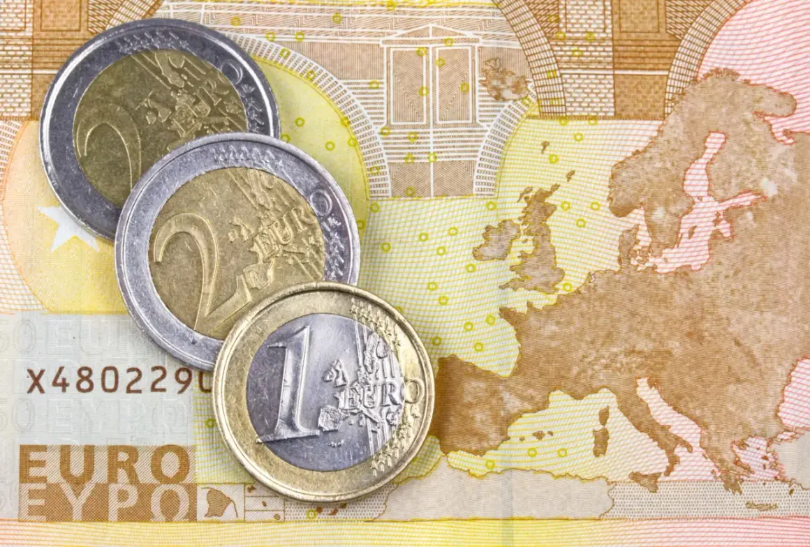 Monety euro na tle mapy Europy. Wiele krajów w Europie nie używa euro jako swojej waluty.