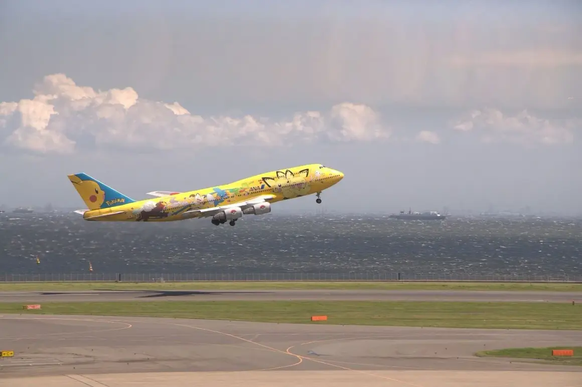 Samolot z wizerunkiem Pikachu startuje z jednego z lotnisk w Tokio.