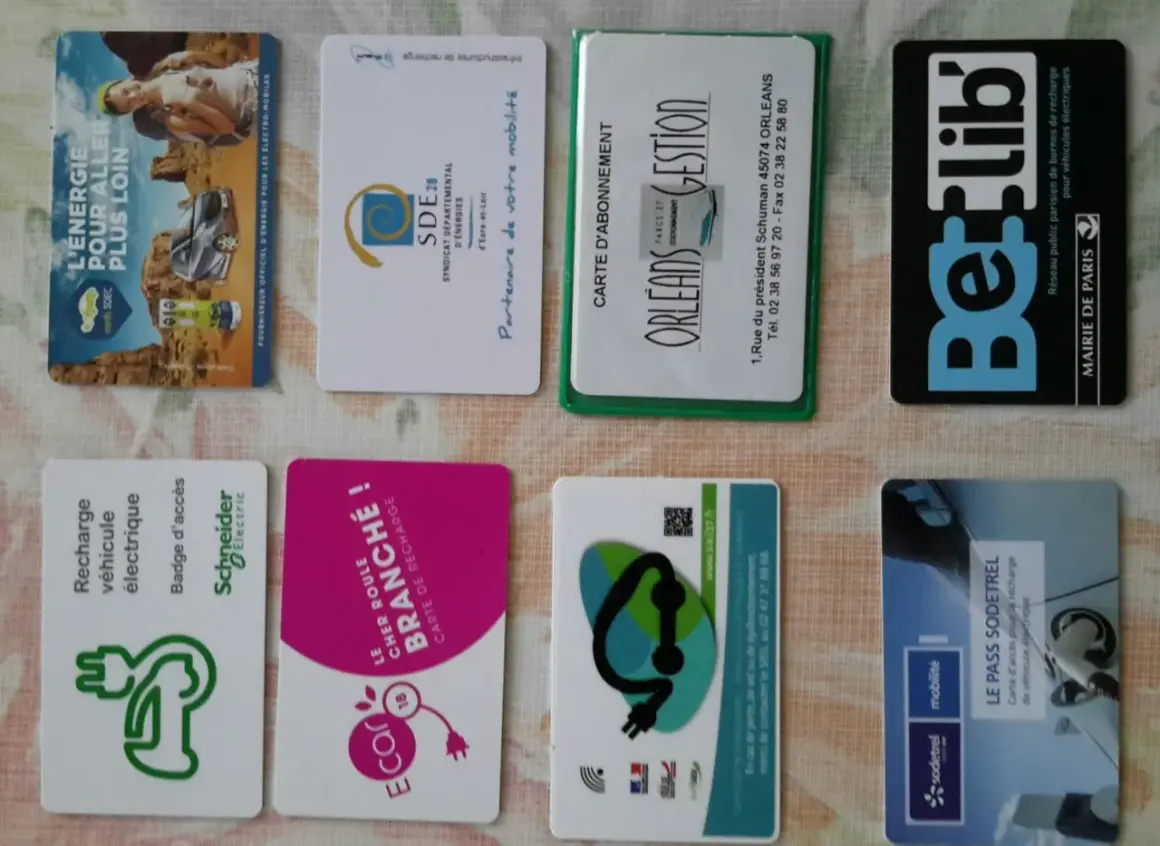 Plusieurs cartes pour recharger voiture électrique : SDE 28, Orleans Gestion, BeLib, Schneider Electric, Ecar, SIEIL, Sodetrel.