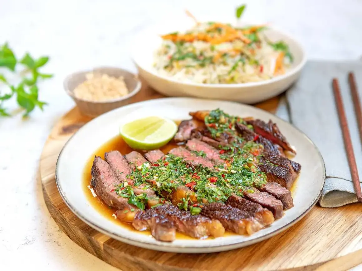 En saftig asiatisk biffsallad med lime, örter och chili. Serveras med nudlar och sesamfrön.