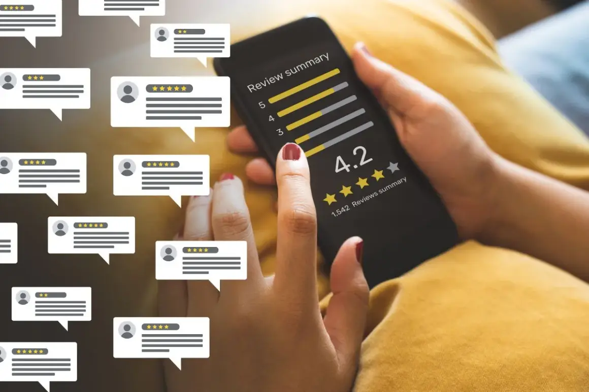 Dłoń trzymająca smartfon z oceną 4.2 i gwiazdkami, otoczona dymkami z opiniami.