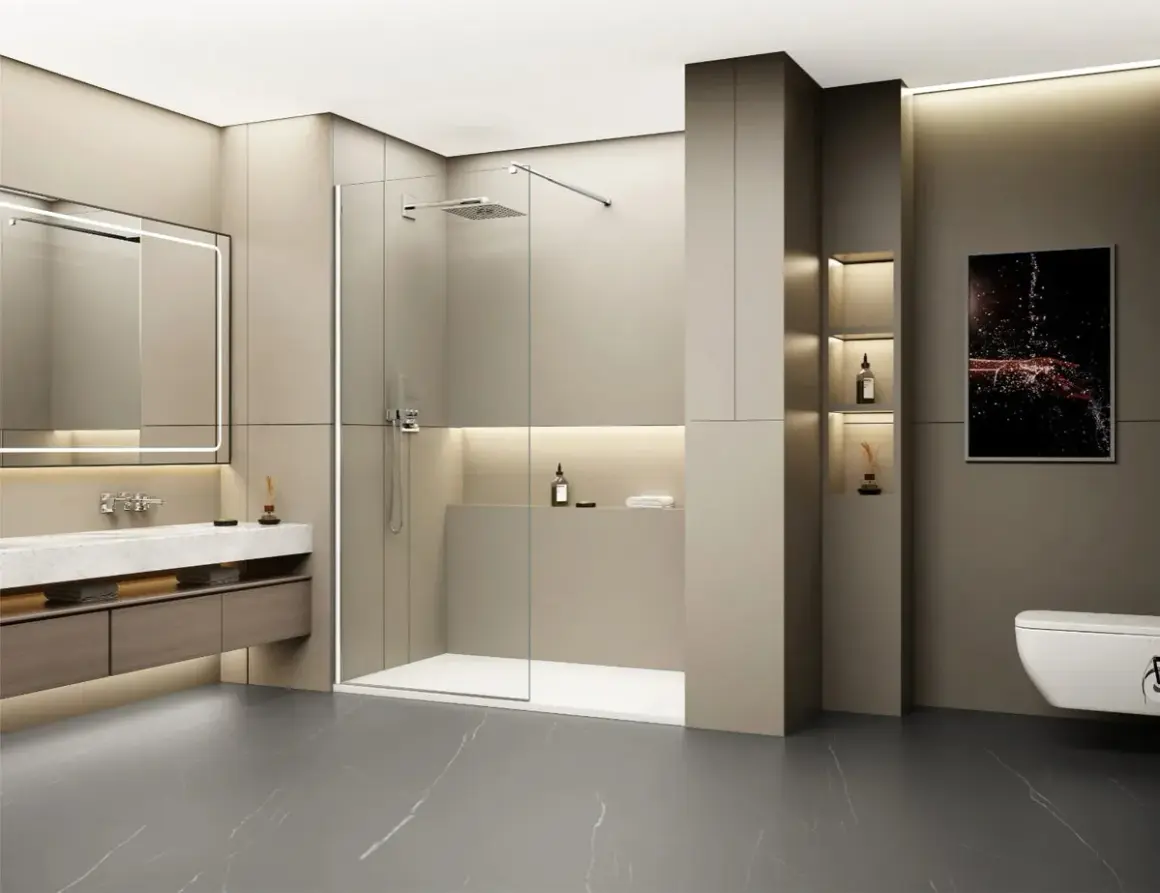 Salle de bain moderne avec douche sans seuil, lavabo suspendu et miroir éclairé.