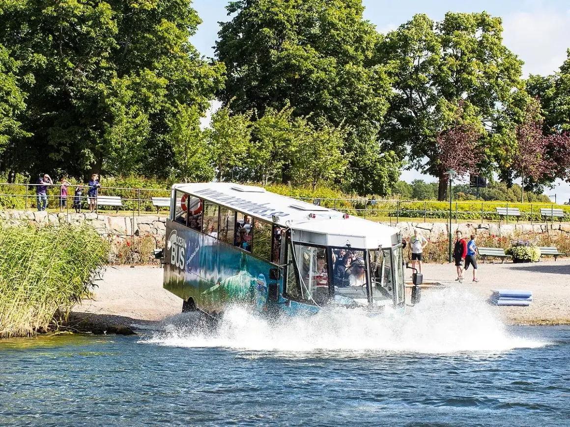 Ocean Bus i Stockholm kör ner i vattnet. Många glada passagerare ombord. Läs recensioner för en oförglömlig upplevelse!