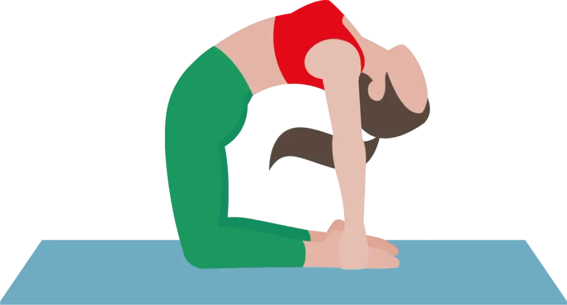 Frau in grüner Hose und rotem Oberteil in der Kamelpose, eine Übung des Kundalini Yoga.