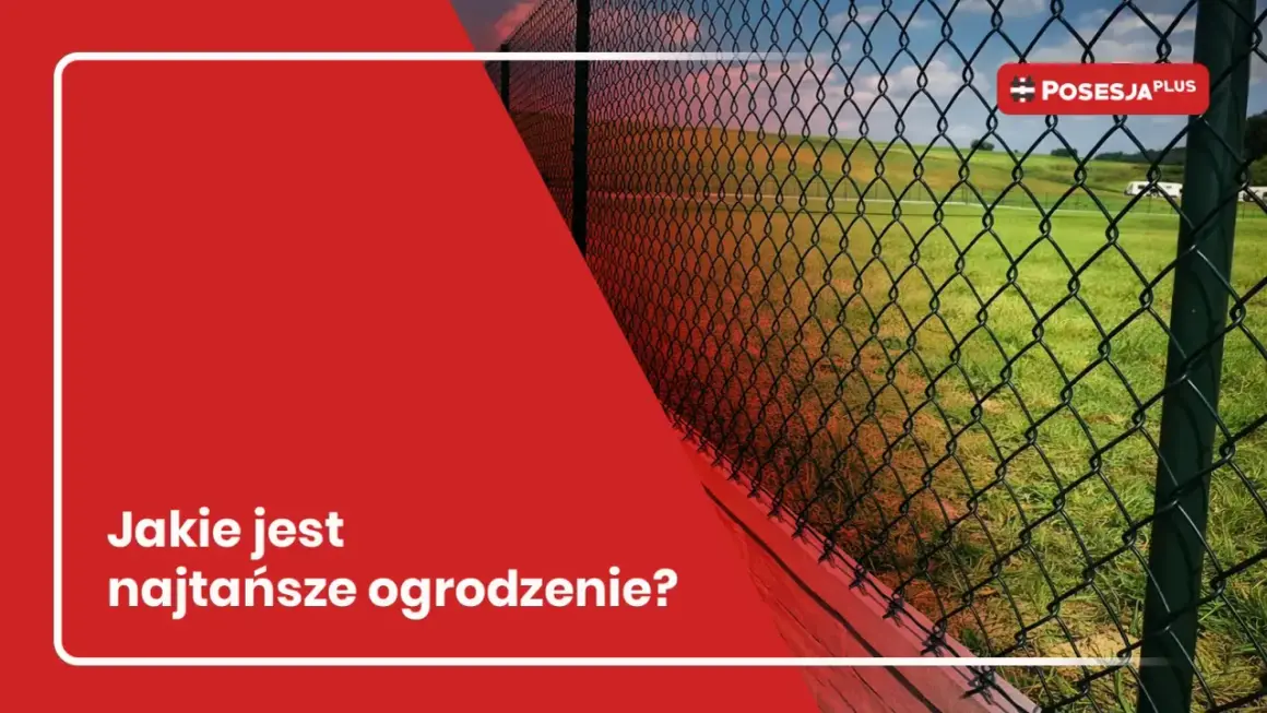 Siatka ogrodzeniowa na tle zielonej łąki i nieba.