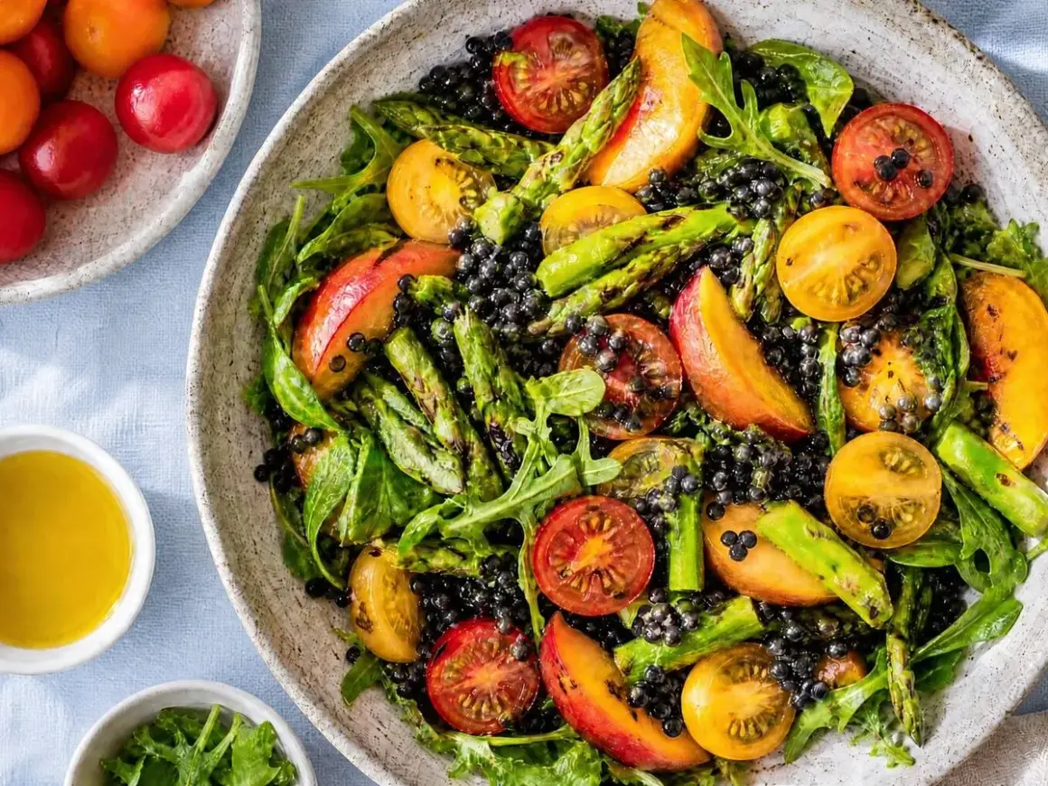 En härlig sparris sallad med linser, tomater och persika. Ett perfekt sparris recept för sommaren.
