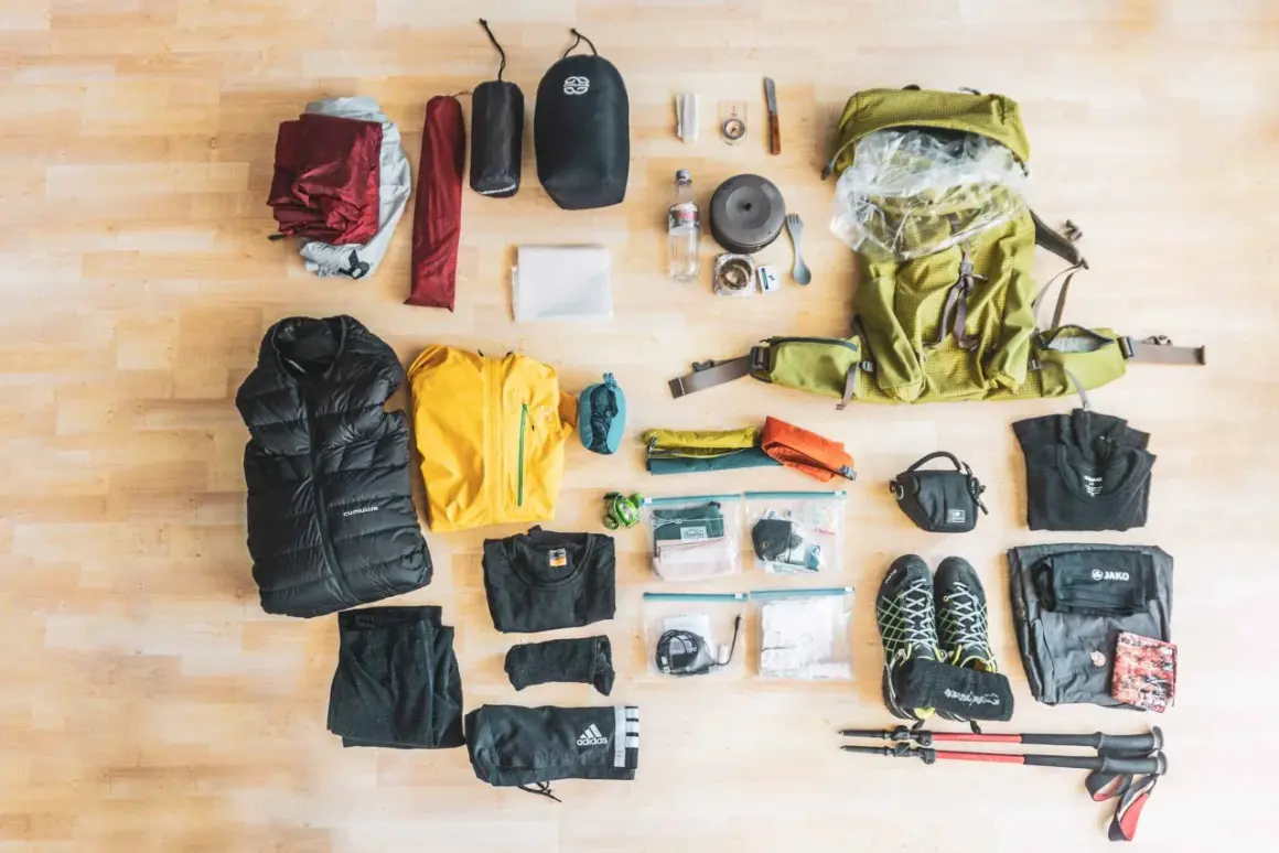 Alles für eine Trekking-Tour: Rucksack, Zelt, Schlafsack, Kleidung, Schuhe, Kochutensilien und Wanderstöcke.