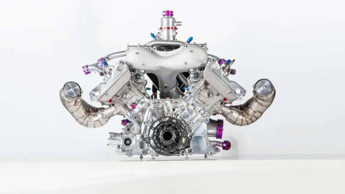 Silnik V8 z turbodoładowaniem, z widocznymi elementami turbo compound, błyszczący metal, fioletowe akcenty.