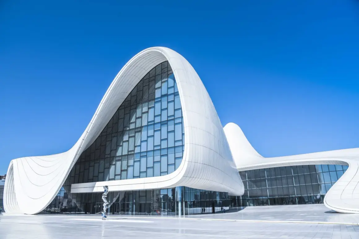 Centrum Heydara Alijewa, nowoczesny symbol stolicy Azerbejdżanu, Baku, lśni w słońcu.