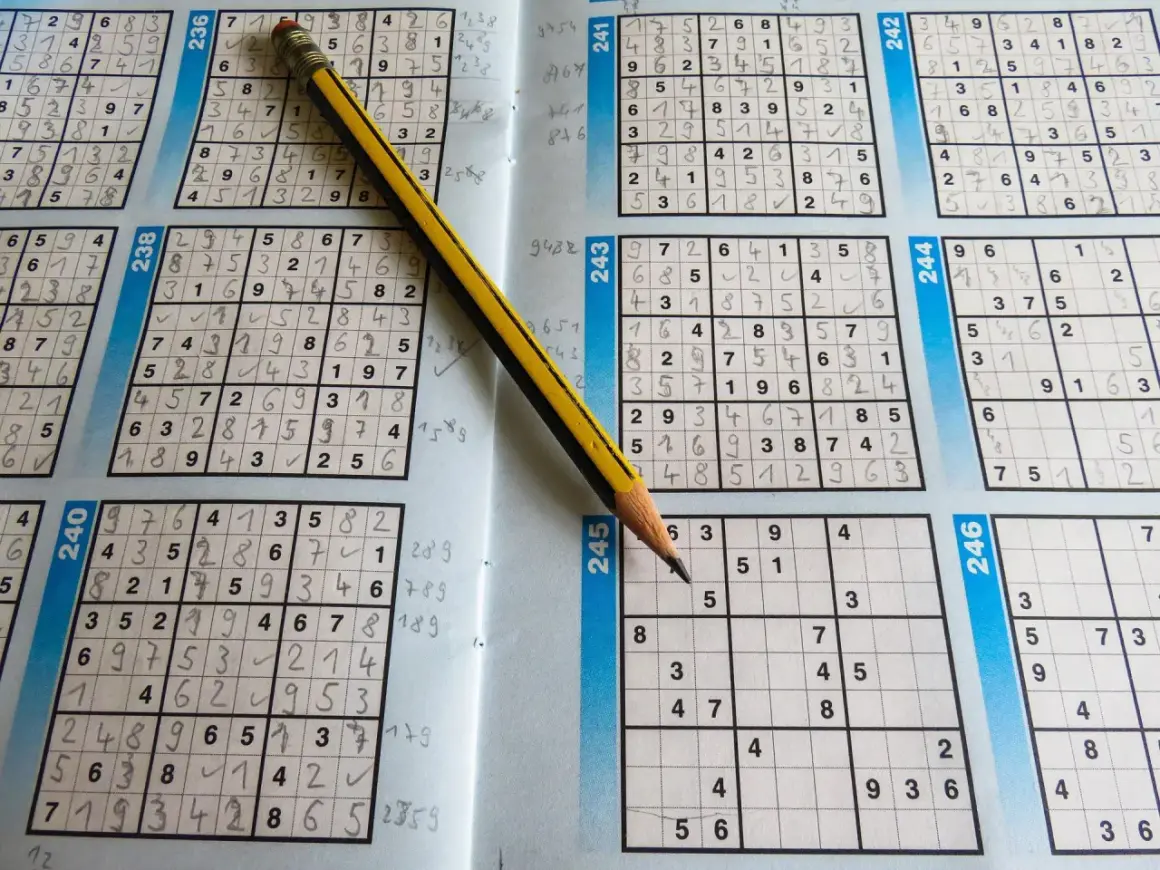 Plansze z liczbami do rozwiązania sudoku i ołówkiem.