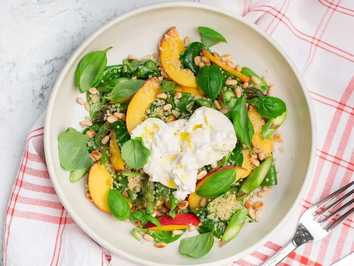 En härlig quinoa sallad med persika, sparris, pinjenötter och en klick krämig burrata.