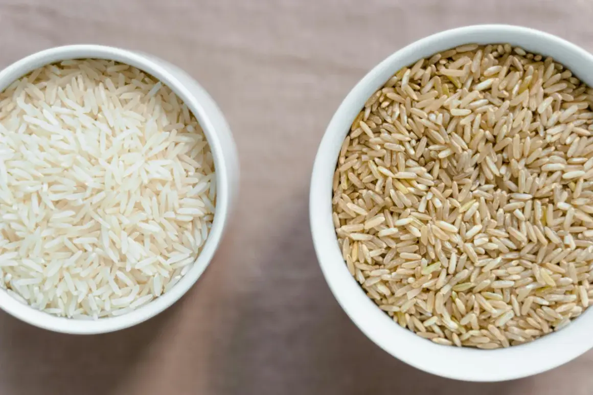 Zwei Schalen Reis: eine mit hellem Basmati oder Jasmin Reis, die andere mit braunem Reis.