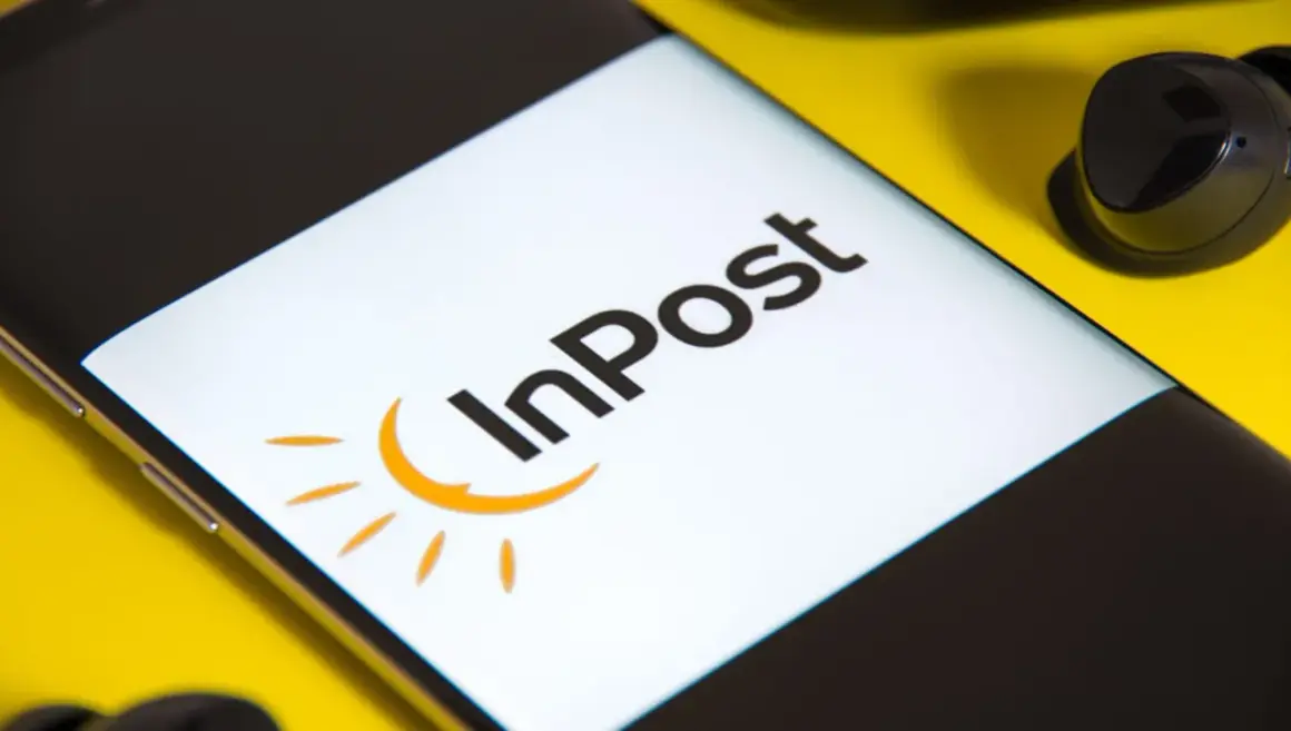 Telefon z logo InPost. Możliwość anulowania etykiety InPost na ekranie.
