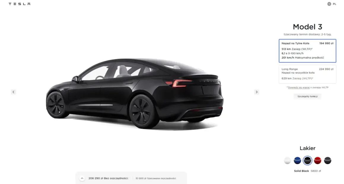 Czarna Tesla Model 3 widziana z tyłu i z boku.