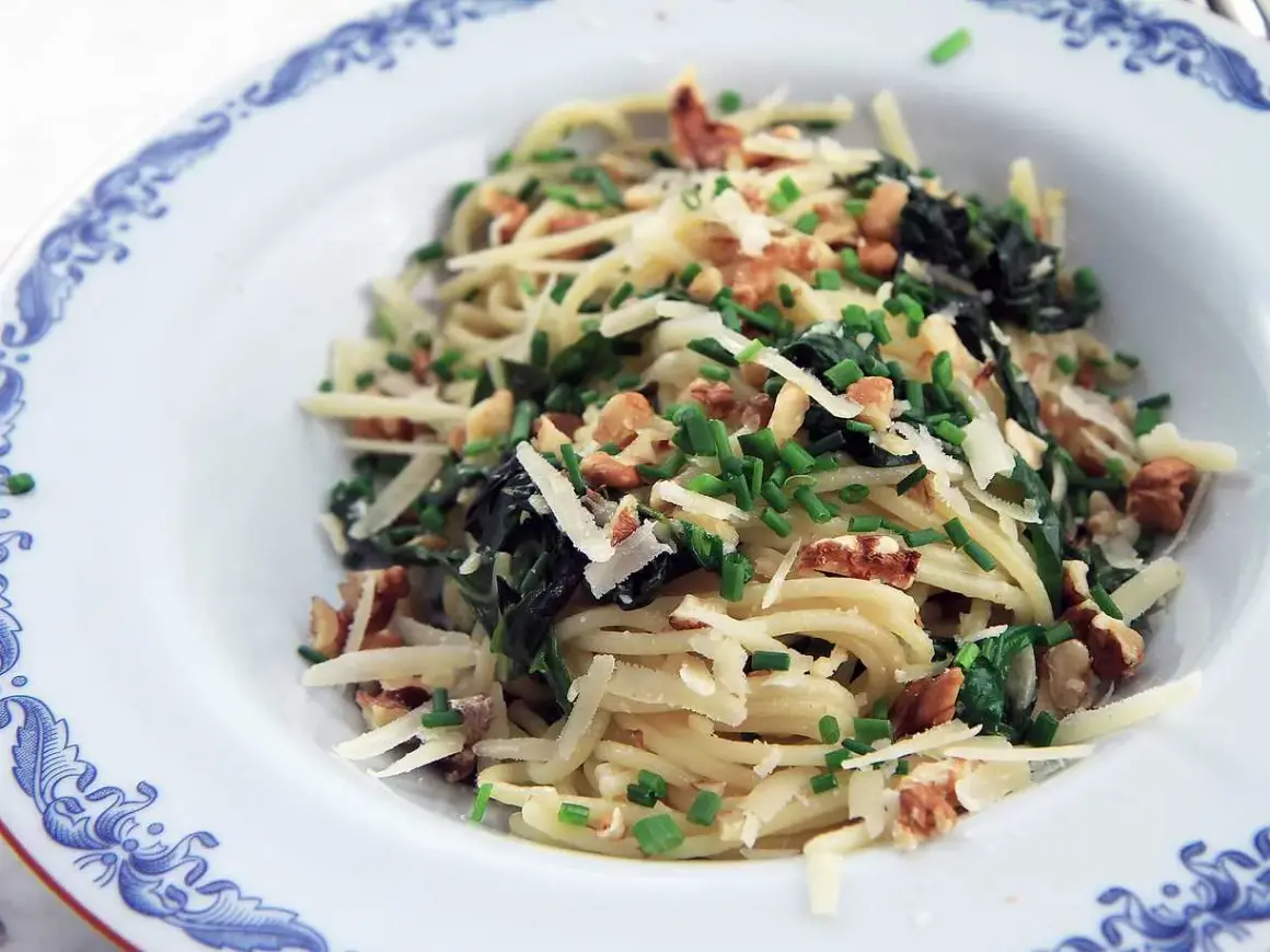 Pasta med mangold, nötter och parmesan. Ett enkelt och gott mangold recept som passar perfekt till vardagsmiddagen.