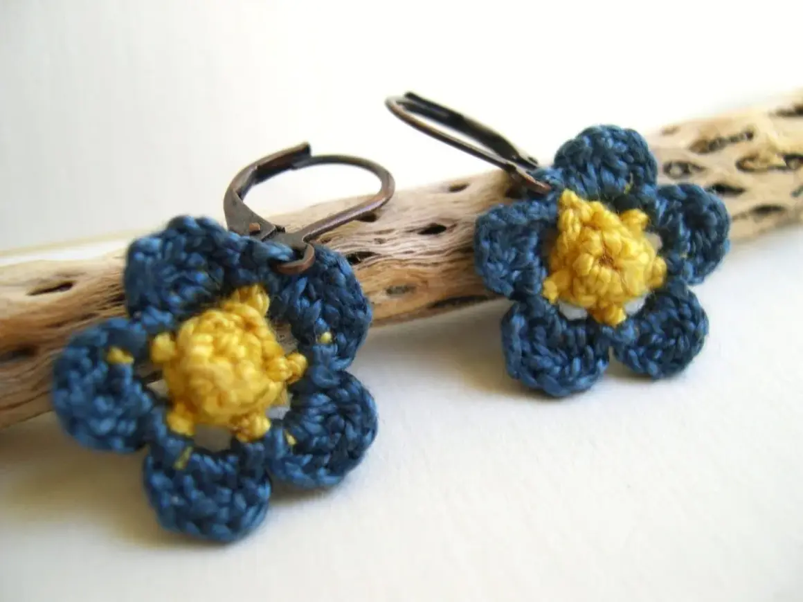 Orecchini a forma di fiorellini blu e gialli, perfetti lavori all'uncinetto da regalare.