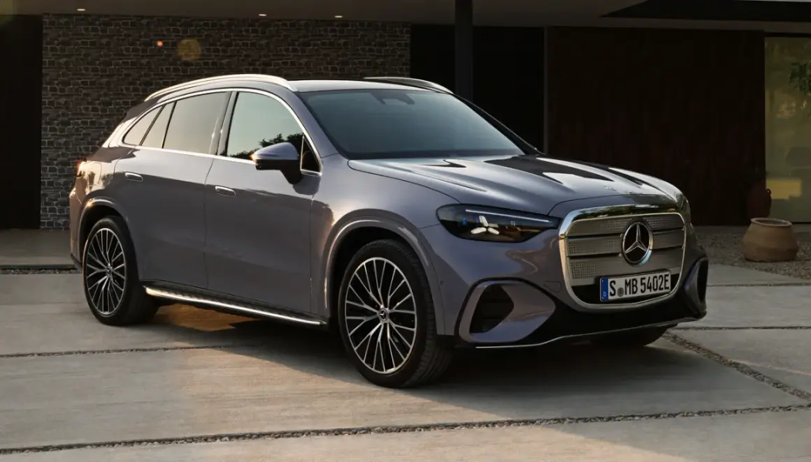 Un elegante GLC eléctrico 2026 gris metálico, con diseño moderno y llantas deportivas, estacionado en una entrada de concreto.