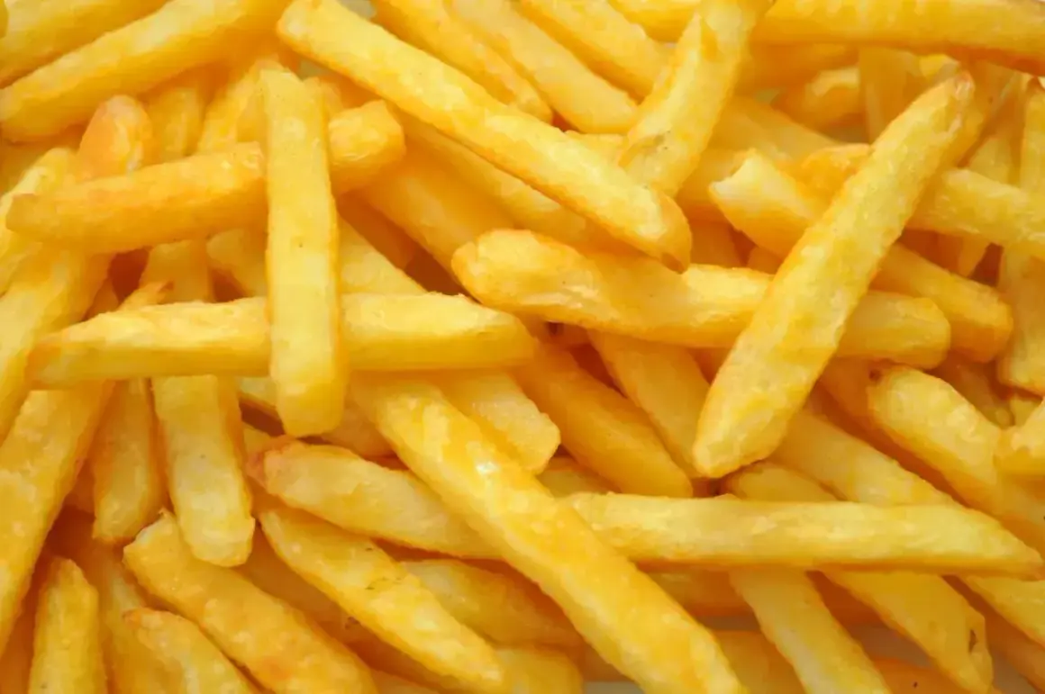 Złociste frytki z McDonald's, idealne na szybką przekąskę. Zastanawiasz się nad ich frytki mcdonald kcal?