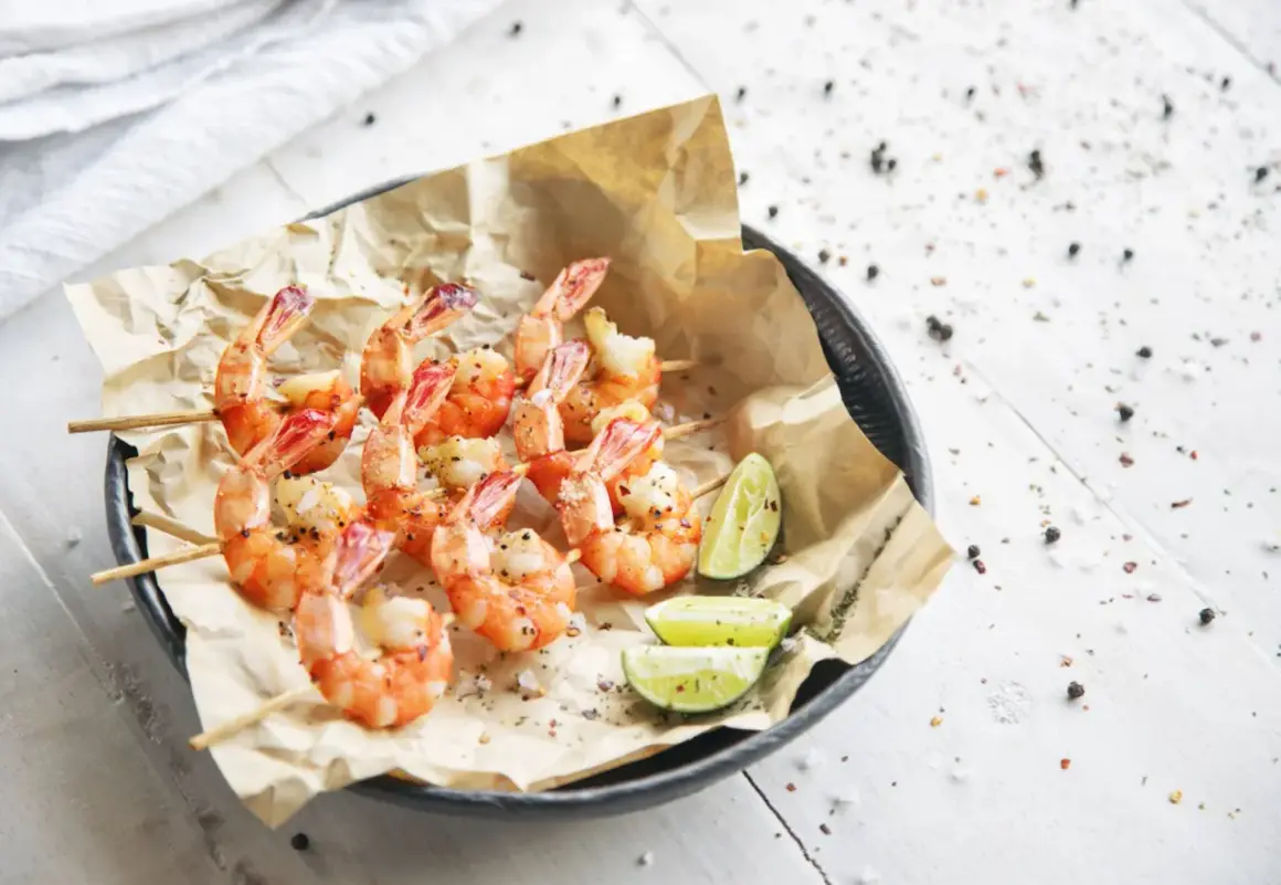 Spiedini di gamberetti succulenti, pronti per essere gustati. Scopri come cuocere i gamberetti surgelati per un piatto perfetto.