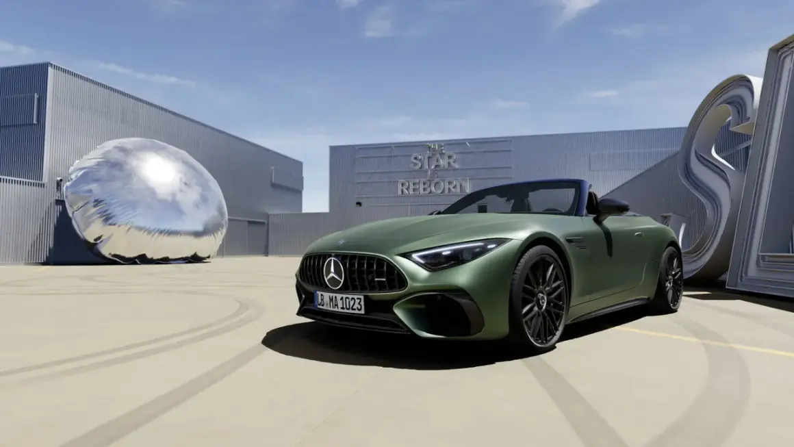 Zielony Mercedes SL 63 AMG na tle budynku z napisem "The Star is Reborn" i futurystyczną rzeźbą.